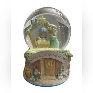 2005 Precious Moments Musical
Waterball Snow Globe ‘O Little Town Of Bethehem’